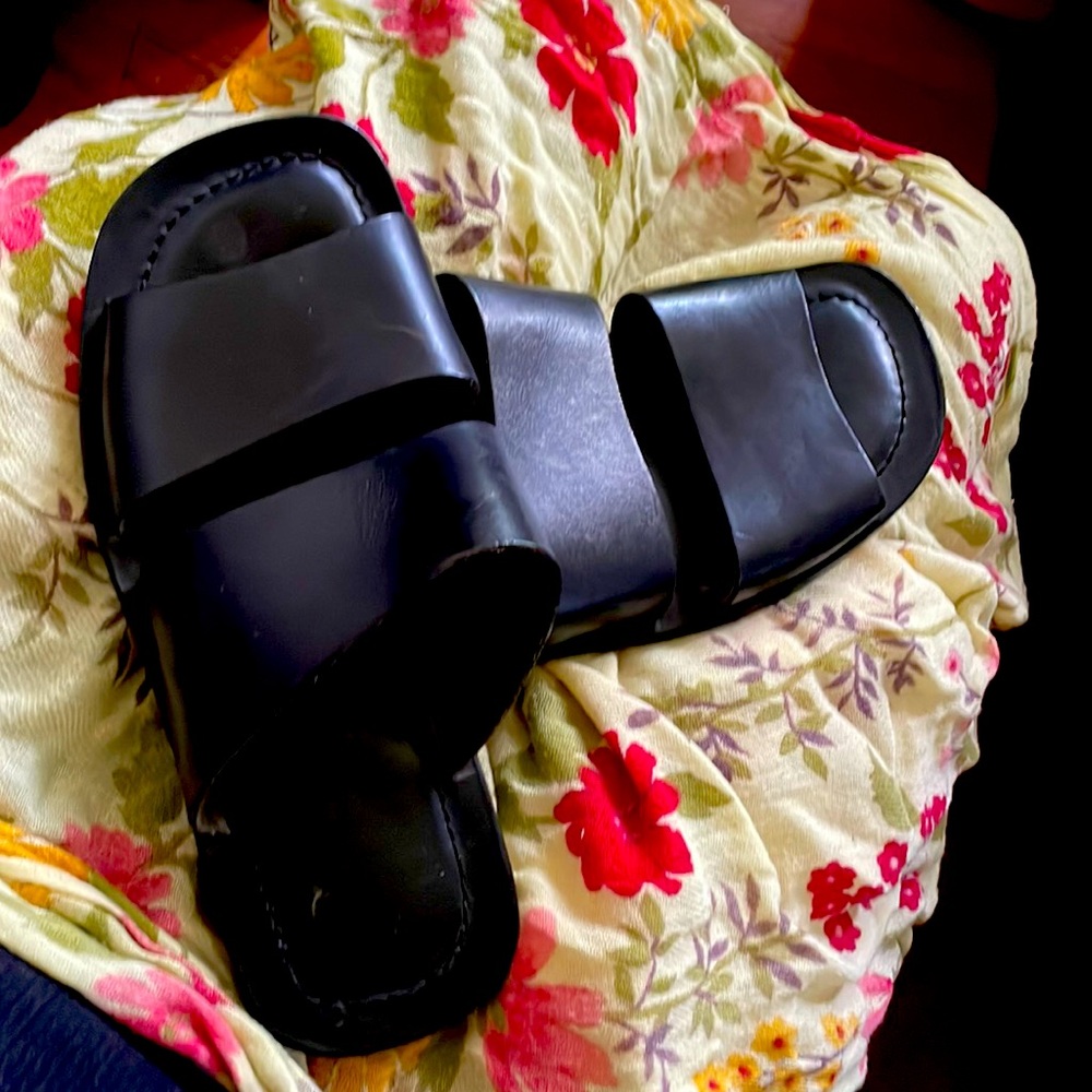 POLO RALPH LAUREN RESORT SANDAL. Men’s black size 8 1/2. Summer must have!!!